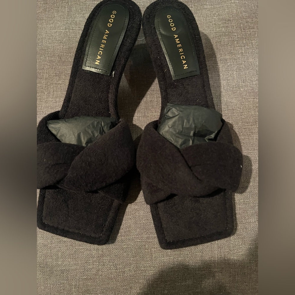 Good American 7.5 US BNWT with Dustbag